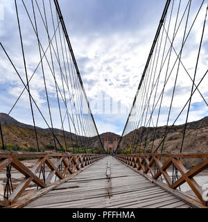 Puente Sucre (oder Puente Mendes), einer alten Hängebrücke 1890 überspannt den Rio Pilcomayo im Departamento Chuquisaca, Bolivien gebaut. Stockfoto