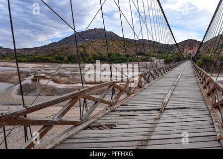 Puente Sucre (oder Puente Mendes), einer alten Hängebrücke 1890 überspannt den Rio Pilcomayo im Departamento Chuquisaca, Bolivien gebaut. Stockfoto