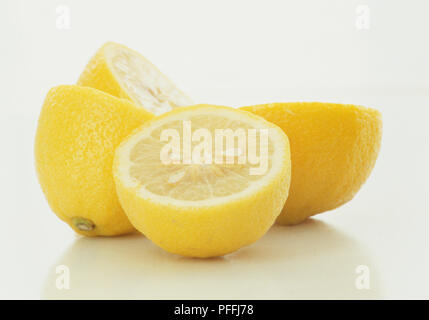 X Citrus limon, Zitrone, halbierte frische Zitronen mit Kerne und Schale sichtbar. Stockfoto