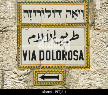 Israel, Jerusalem, die Via Dolorosa Straßenschild in Hebräisch, Arabisch und westlichen Skript Stockfoto