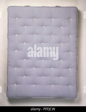 Von Hand getuftet, geöffnet - Frühling, feste doppelte Matratze, oben betrachten. Stockfoto