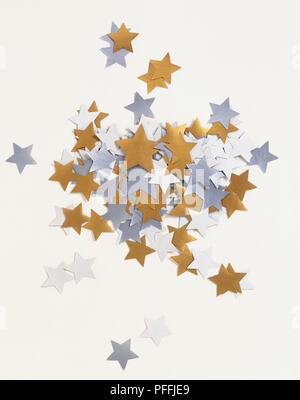 Gold und Silber Stick - auf Sterne, Dekorationen für Kinder, im Flor verstreut. Stockfoto