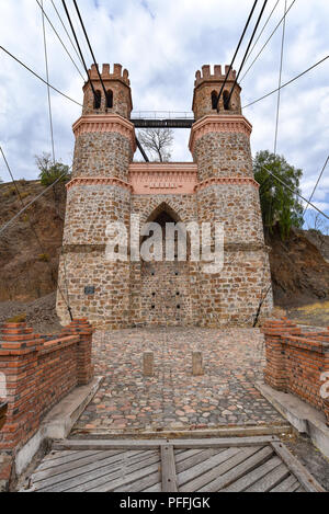 Puente Sucre (oder Puente Mendes), einer alten Hängebrücke 1890 überspannt den Rio Pilcomayo im Departamento Chuquisaca, Bolivien gebaut. Stockfoto