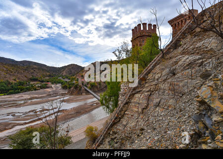 Puente Sucre (oder Puente Mendes), einer alten Hängebrücke 1890 überspannt den Rio Pilcomayo im Departamento Chuquisaca, Bolivien gebaut. Stockfoto