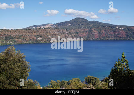 Blick auf den Albaner See, im Hintergrund Mount Cavo und das Dorf Rocca di Papa Stockfoto