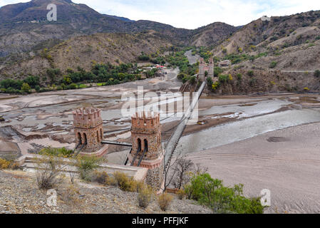 Puente Sucre (oder Puente Mendes), einer alten Hängebrücke 1890 überspannt den Rio Pilcomayo im Departamento Chuquisaca, Bolivien gebaut. Stockfoto