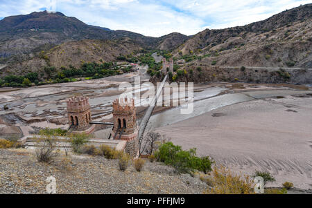 Puente Sucre (oder Puente Mendes), einer alten Hängebrücke 1890 überspannt den Rio Pilcomayo im Departamento Chuquisaca, Bolivien gebaut. Stockfoto