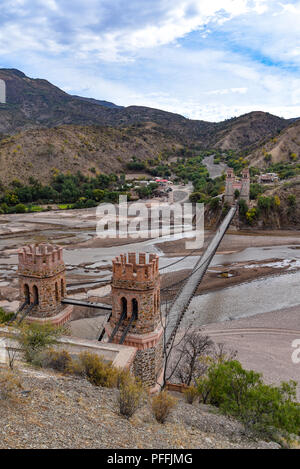 Puente Sucre (oder Puente Mendes), einer alten Hängebrücke 1890 überspannt den Rio Pilcomayo im Departamento Chuquisaca, Bolivien gebaut. Stockfoto
