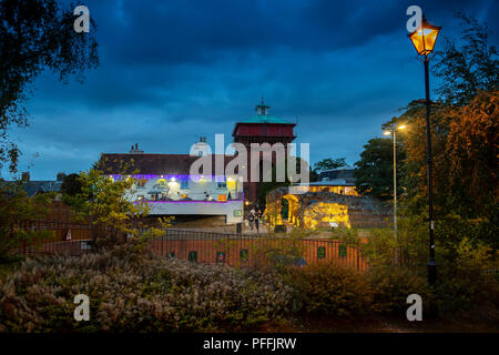 Flutlicht BALKERNE TOR in Colchester, Essex, UK. Mit dem LOCH IN DER WAND PUB JUMBO WASSERTURM UND DEM MERCURY THEATER. Stockfoto