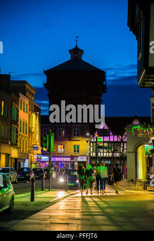 Oben AUF DER HIGH STREET IN Colchester, Essex, IN DER NACHT UND MIT JUMBO WASSERTURM Stockfoto