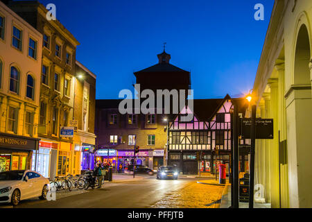 Oben AUF DER HIGH STREET IN Colchester, Essex, IN DER NACHT UND MIT JUMBO WASSERTURM Stockfoto