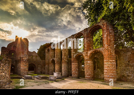 Der ST. BOTOLPH PRIORAT RUINEN IN COLCHESTER BEI SONNENUNTERGANG Stockfoto