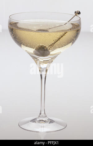 Cocktail Glas mit Martini und einer Olive auf einem Stock gefüllt. Stockfoto