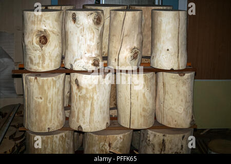 Aus Rinde aus Holz Stümpfe gereinigt, gestapelt, um zu trocknen, auf holz fabrik. Stockfoto