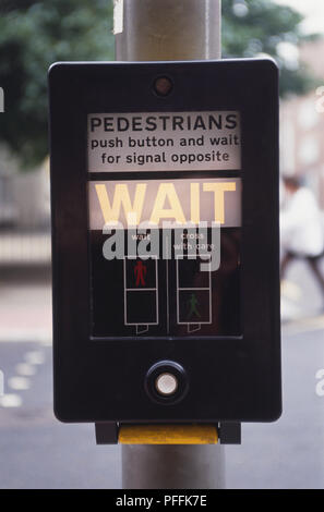 England, London, push-button Control auf einem fußgängerüberweg leuchtet eine 'Warten' anmelden. Stockfoto