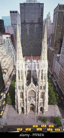 USA, New York, Manhattan, Obere Midtown, St Patrick's Cathedral, 19. Jahrhundert neugotischen Kirche mit hohen Türme, die noch von skyscaper hinter den Schatten, hohe Blickwinkel betrachten. Stockfoto