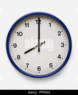 Blaue Wanduhr um acht Uhr Stockfoto