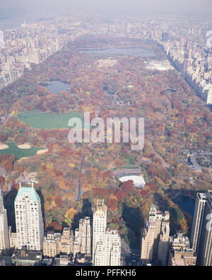 USA, New York, Manhattan, Luftbild vom Central Park und Umgebung im Herbst. Stockfoto