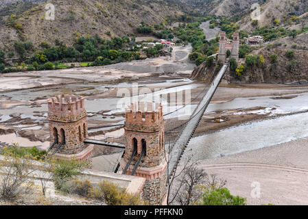 Puente Sucre (oder Puente Mendes), einer alten Hängebrücke 1890 überspannt den Rio Pilcomayo im Departamento Chuquisaca, Bolivien gebaut. Stockfoto