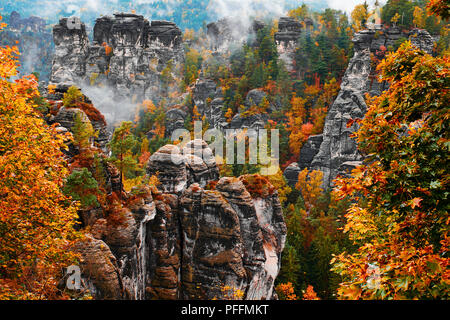Sandsteinfelsen Turm in den tiefen Herbst Tal der Nationalpark Böhmische Schweiz. Stockfoto