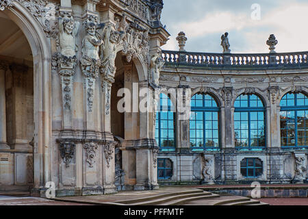 Elemente der Fassade der Dresdner Kathedrale der Heiligen Dreifaltigkeit oder Hofkirche in Dresden, Sachsen, Deutschland. Stockfoto