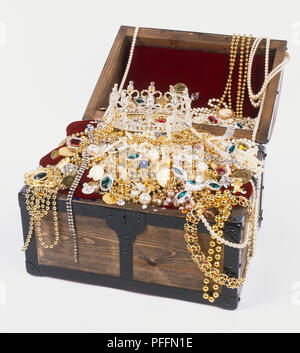 Schatztruhe voller Schmuck, Gold Münzen und eine Krone. Stockfoto