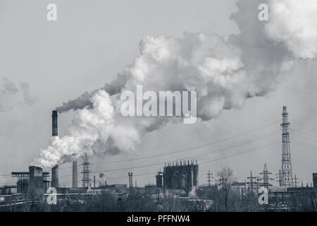 Schornsteine in einer Fabrik emitting Dampf, Smog und Luftverschmutzung. Stockfoto
