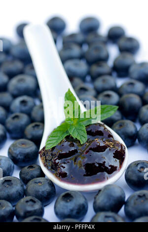 Heidelbeeren und Marmelade. Stockfoto