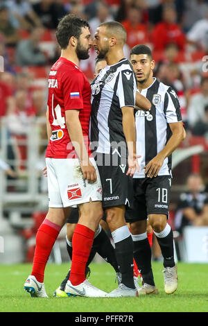 Moskau, Russland - 14 August, 2018: die Spieler von Spartak Georgi Dzhikiya (L) und von PAOK Omar El Kaddouri (R) in Aktion während der UEFA Champions League Thir Stockfoto