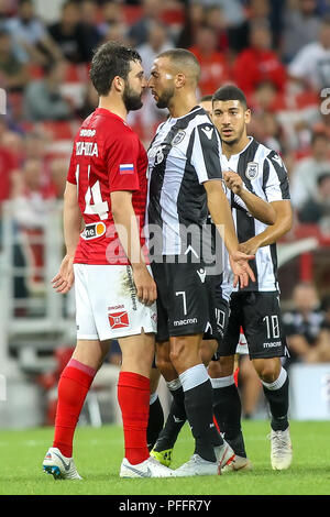 Moskau, Russland - 14 August, 2018: die Spieler von Spartak Georgi Dzhikiya (L) und von PAOK Omar El Kaddouri (R) in Aktion während der UEFA Champions League Thir Stockfoto