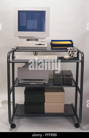 3-ad acta Arbeit Trolley mit Computer, Drucker und Storage Boxes. Stockfoto