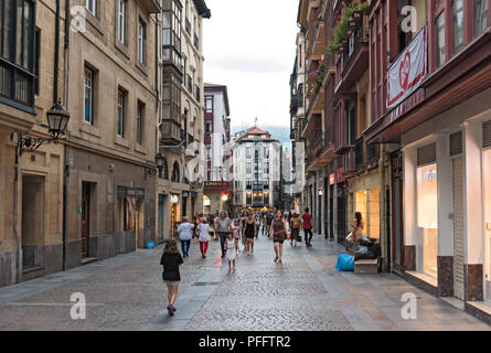 Wanderer in der historischen Altstadt von Bilbao, Spanien. Stockfoto