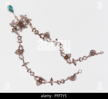 Silber Halskette mit Blume-förmigen Elemente und Tibetischer Schmuckanhänger, aus der Nähe. Stockfoto