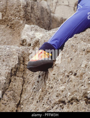 Fuß der Kletterer Skalierung Felswand, Low Angle View. Stockfoto