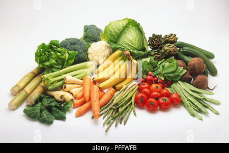 Eine große Auswahl an frischem Gemüse, Möhren, Bohnen, Brokkoli, Kohl, Bananen, Zucchini, Zuckerrohr, Tomaten, Artischocken, Pastinaken, Sellerie, Kopfsalat und Radieschen und Spargel Stockfoto