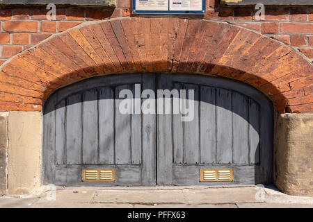 Bild von Kingston Upon Hull Großbritannien Stadt der Kultur 2017. Auf Humber Dock ist ein altes Lagerhaus Cellar Door Eingang. Stockfoto