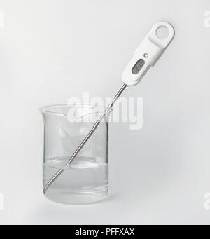 Digitales Thermometer in Becher Wasser, close-up Stockfoto