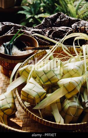 Ketupat, die traditionelle rautenförmigen Reis Kuchen im Gehäuse von gewebten Coconut leaf; sehr beliebt während Eid feiern. Stockfoto