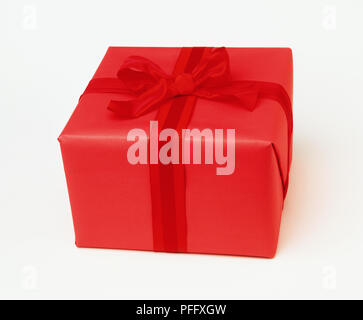 Quadratische Geschenk mit rotem Papier und einer roten Schleife verpackt Stockfoto
