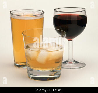 Drei Gläser, Bier, Whisky mit Eis, und Wein Stockfoto
