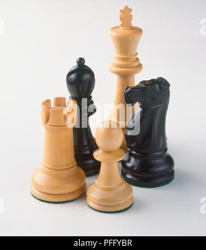 Weißer Turm, Bischof Schwarz, Weiß Bauer, den weissen König und Black Knight Schachfiguren in einer Gruppe. Stockfoto