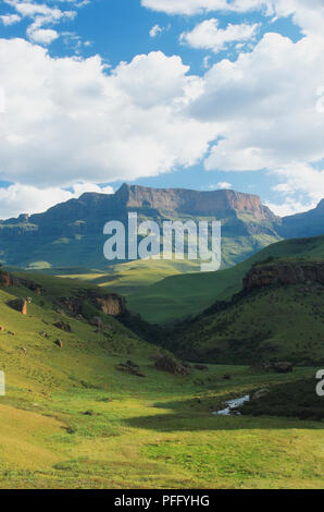 Bushman's River und Giant's Castle in die Drakensberge, von der Giant's Castle Game Reserve gesehen. Stockfoto