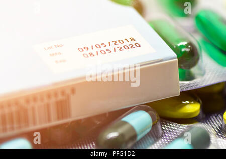 Fertigungs- und Ablaufdatum auf einige pharmazeutische Verpackungen. Stockfoto