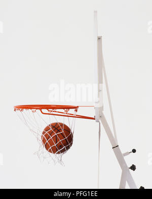 Ball in Korb. Stockfoto