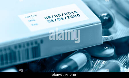 Fertigungs- und Ablaufdatum auf einige pharmazeutische Verpackungen. Stockfoto