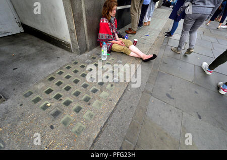 Obdachlose Frau auf dem Bürgersteig in The Strand, London, England, UK. Stockfoto