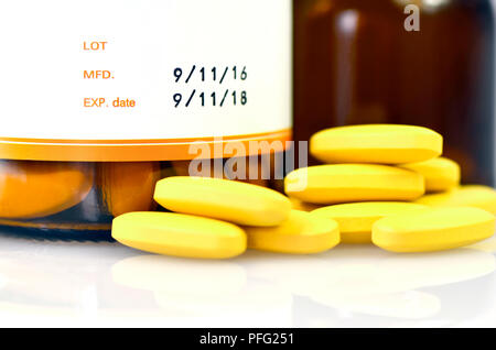Fertigungs- und Ablaufdatum auf einige pharmazeutische Verpackungen. Stockfoto