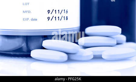 Fertigungs- und Ablaufdatum auf einige pharmazeutische Verpackungen. Stockfoto