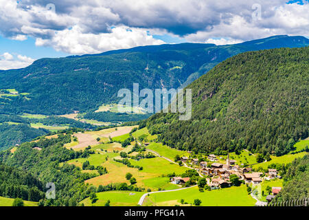 Luftbild des Tals in der Hochebene und kleines Dorf auf der Seiser Alm in Südtirol, Italien Stockfoto