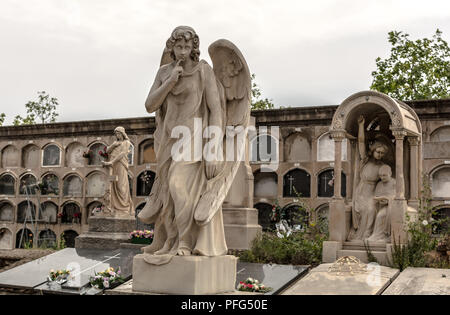 Großherzogliche Skulpturen auf Gräbern in Poblenou Friedhof. Stockfoto